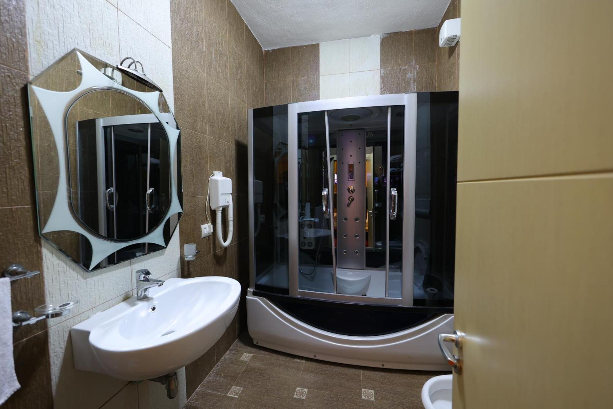 Hotel Gjuta Farke e Madhe エクステリア 写真